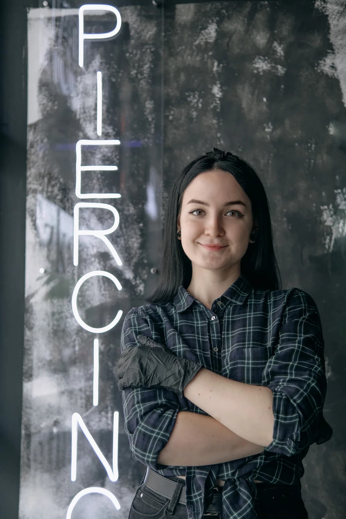 Profesjonalny piercer Daryauo