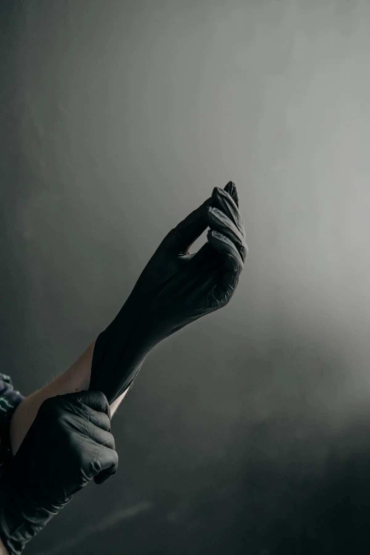 Przygotowanie sterylnych rękawiczek do piercingu