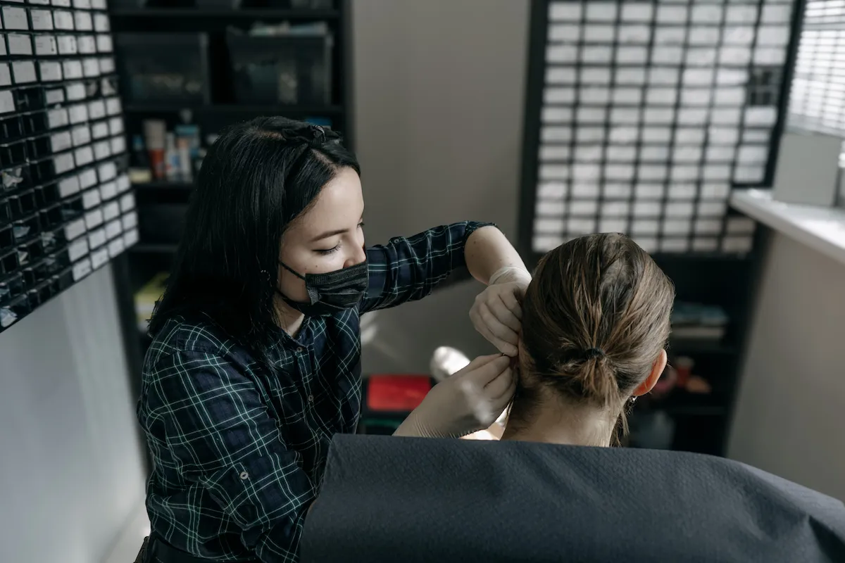 Sesja przekłuwania uszu w profesjonalnym studio