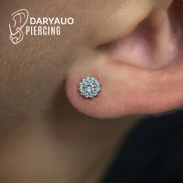 Zbliżenie na przekłucie płatka ucha wykonane przez Daryauo.